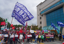“우리는 현대중공업의 배를 만든다. 그러므로 HD현대중공업 경영진에게 요구한다, 하청업체 뒤에 숨어서 책임을 회피하지 마라!”