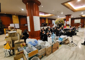 세종호텔 로비농성장에서 미국 셧다운 연대 구호를 외치다