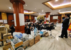 세종호텔 로비농성장에서 미국 셧다운 연대 구호를 외치다