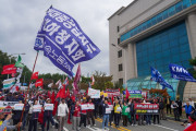“우리는 현대중공업의 배를 만든다. 그러므로 HD현대중공업 경영진에게 요구한다, 하청업체 뒤에 숨어서 책임을 회피하지 마라!”