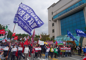“우리는 현대중공업의 배를 만든다. 그러므로 HD현대중공업 경영진에게 요구한다, 하청업체 뒤에 숨어서 책임을 회피하지 마라!”