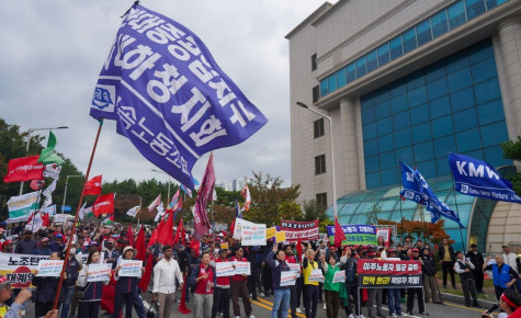 “우리는 현대중공업의 배를 만든다. 그러므로 HD현대중공업 경영진에게 요구한다, 하청업체 뒤에 숨어서 책임을 회피하지 마라!”