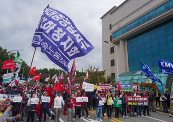 “우리는 현대중공업의 배를 만든다. 그러므로 HD현대중공업 경영진에게 요구한다, 하청업체 뒤에 숨어서 책임을 회피하지 마라!”